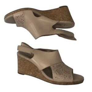 CLARKS Sandals Women's Size 7.5 Beige Cream Lafley Joy Leather Open Toe Wedge